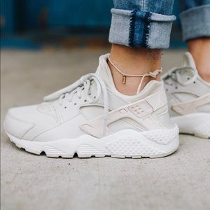 NIKE huarache shoe. Lightly worn